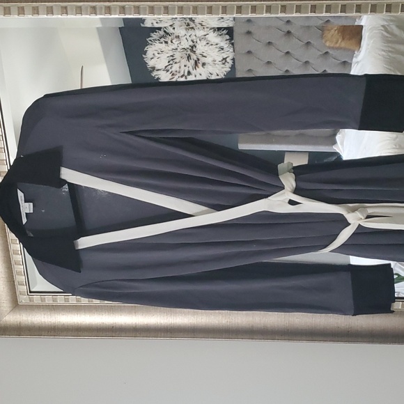 Classic Diane von Furstenburg Wrap Dress - Picture 3 of 3